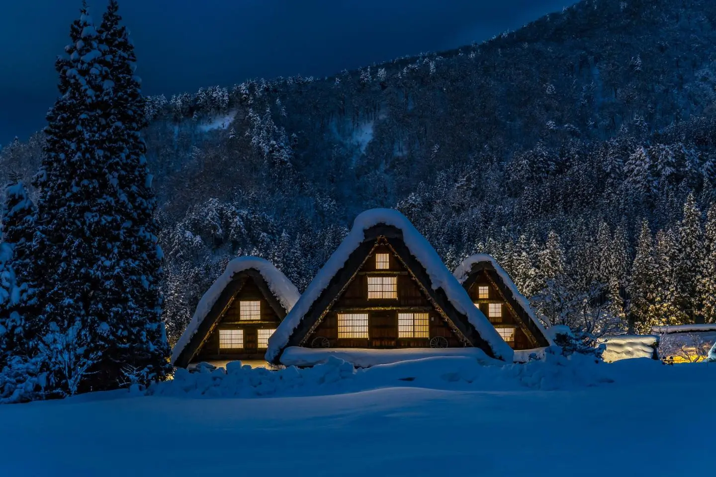 Winter nights at Shirakawago (Photo: Yoshiyuki Ito / CC BY-SA 3.0)