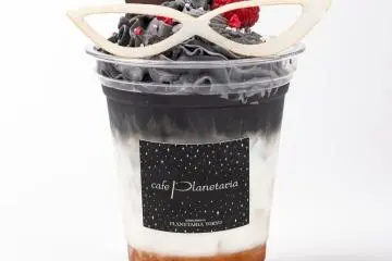 The Tuxedo Mask macadamia/chocolate latte (Photo: <a href="https://www.atpress.ne.jp/news/239637" target="_blank" rel="noreferrer noopener nofollow">コニカミノルタプラネタリウム株式会社</a>)