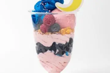 Super Sailor Moon parfait (Photo: <a href="https://www.atpress.ne.jp/news/239637" target="_blank" rel="noreferrer noopener nofollow">コニカミノルタプラネタリウム株式会社</a>)