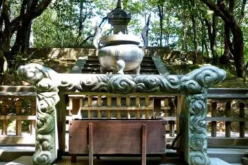 Front view of Ganjin's grave