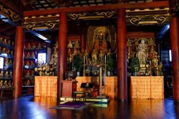 ศาลาราคันโดะถูกสร้างขึ้นเมื่อปี 1753 รูปปั้นตรงกลาง รุชานะ-บุตสึ เป็นสัญลักษณ์แทนการตรัสรู้ของพระศรีศากยมุนี