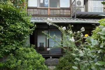 ห้องพักหลายห้องมีมุมของตัวเอง สามารถมองเห็นทิวทัศน์ของสวนที่งดงาม