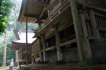 <p>ศาลเจ้านี้โดดเดี่ยวและสงบ</p>