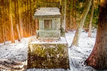  Throughout this hike you can see several religious monuments. This one is located close to Takamizu-Sanjofukuin Temple, a few meters below the peak of Mount Takamizu