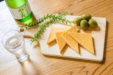 Vegan cheese and sake
