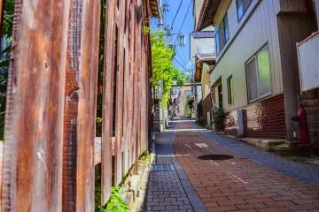 Another deserted laneway
