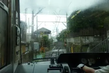 Enoden driver's window view on a rainy day