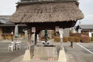 El chouzu en la entrada de la zona del templo