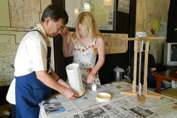Attaching the lamp to the top and bottom pieces. (Photo: Odawara Rest House Staff)