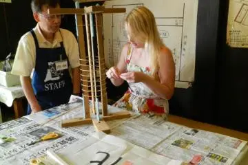 Wrapping the ribs around a wooden frame. (Photo: Odawara Rest House Staff)