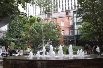 <p>The fountain in the garden</p>