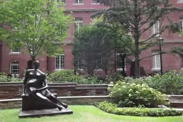 <p>A statue and lawn in the garden</p>