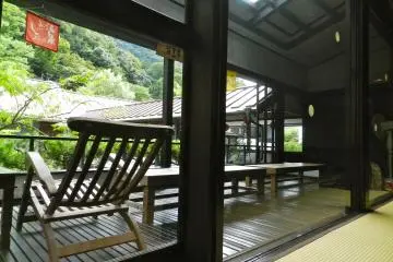 Pemandangan ke pepohonan dari area istirahat