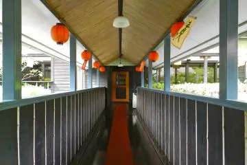 Lentera berjejer di antara gedung-gedung