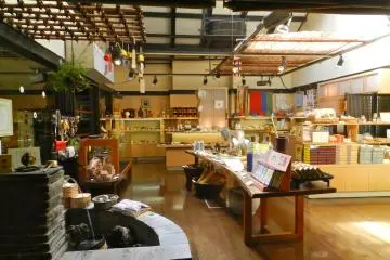 Toko cenderamata, lengkap dengan fitur air