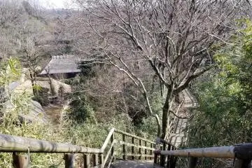 Another hiking trail with steep steps and a view of the folk houses