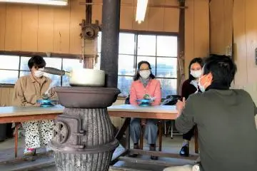 The master explains the sourcing of the clay from underneath the surrounding tea plantations