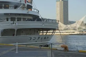 The Concerto company offers dinning experience whilst sailing Kobe bay