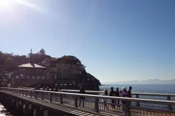 Kanagawa’s Enoshima is a small island connected by a 600-meter bridge to the Katase shore. It is only 4 km around but one of the most popular tourist spots in the Shonan area. And no wonder—it is a really neat place! In the old days, Enoshima was famous a