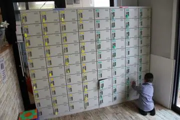 <p>There are free storage lockers for shoes and handbags</p>