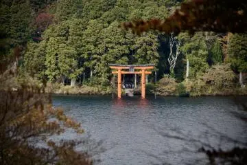 Famous photo spot at the lake front below the Hakone Shrine