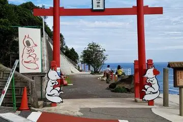 Motonosumi Inari shrine torii guarded by fox in Yamaguchi