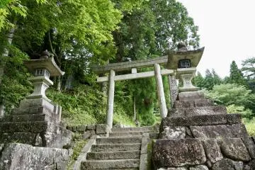 You can find these torii leading to small shrines all along the ancient Nakasendo hiking trail in the Kiso valley