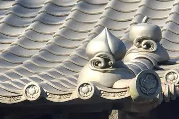 Even on top of the building sits a mandarin...