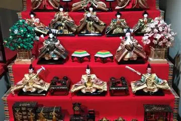 This Hina-matsuri display features the Tachibana. Spot the tree on the left side. 