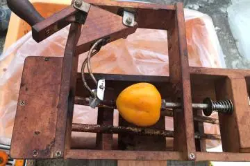 The old-fashioned equipment is very effective. 