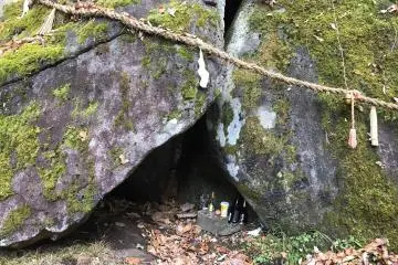 Some prayers take place here, and people also try to make their way through the crack in the rock, for good luck. 