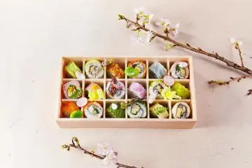 Ohanami Roll Sushi Bento (18 rolls, 9 varieties @ 2,600 yen)