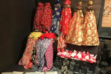 Many Oshira statues are preserved.