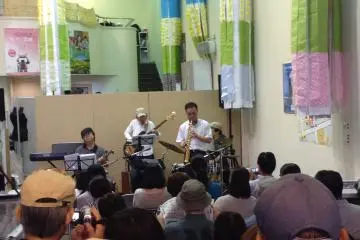 Finally, I found some jazz! The acoustics are great from stage inside a storefront.