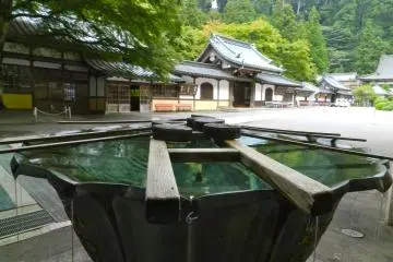 <p>A broad courtyard across a bowl of water</p>