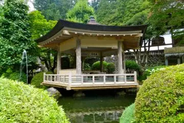 <p>Pagoda on the lake</p>