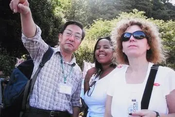 KSGG Tour Guides share their wonderful knowledge of Japan with visitors from overseas. (Photo: KSGG)