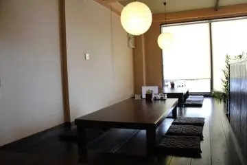 <p>There's about a dozen regular tables as well as a eight tatami styles tables but without actual tatami matting</p>