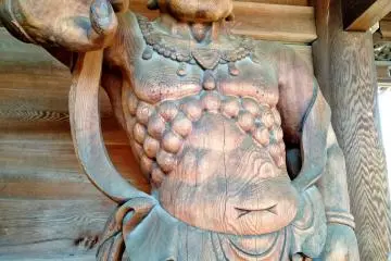 Nio guardian statue