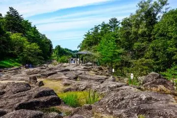 <p>นักท่องเที่ยวสามารถชมโกรกธารใกล้ ๆ ได้จากทางเดินหินขรุขระ</p>