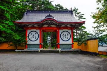 Une impressionnante porte à l'entrée du temple Fukusen-ji