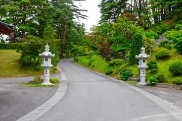 L'entrée du temple Fukusen-ji, les visiteurs peuvent conduire ou marcher pour se rendre au sommet