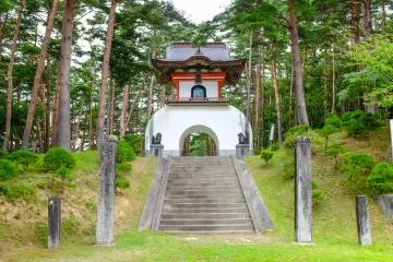 L'entrée du pèlerinage se fait par une belle porte menant au temple principal