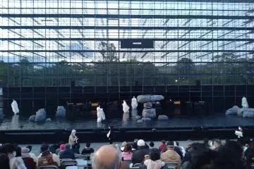The outdoor water stage
