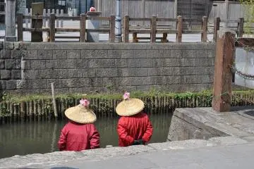 Boatwomen waiting at the Ono River