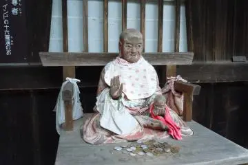 Statues of historical figures abound in Shojiji (Photo: Yuko Kobayashi)