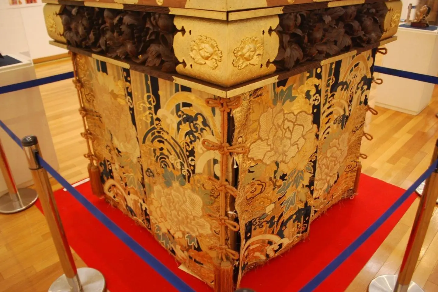 The sumptuously decorated base of a Sakura City festival float (Photo: Katorisi)