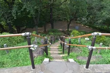 Oh, sure! It looks fine during the daytime... (Photo: <a href="https://commons.wikimedia.org/wiki/File:Toyama_Park_Mt._Hakone_north_view_from_summit.jpg" target="_blank" rel="noreferrer noopener nofollow">MawaruNeko</a> / <a href="https://creativecommons.org/publicdomain/zero/1.0/" target="_blank" rel="noreferrer noopener nofollow">CC0 1.0</a>)