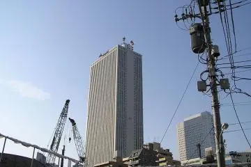 Could this skyscraper really be haunted by the damned? (Photo: <a href="https://commons.wikimedia.org/wiki/File:Sunshine_60_1_Ikebukuro_Tokyo_21_May_2004.jpg" target="_blank" rel="noreferrer noopener nofollow">Morio</a> / <a href="https://creativecommons.org/licenses/by-sa/3.0/deed.en" target="_blank" rel="noreferrer noopener nofollow">CC BY-SA 3.0</a>)