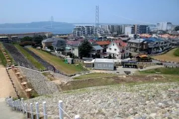 <p>วิวสุดสวยของสะพานอาคาชิ ไคเคียวจากยอดสุสาน</p>